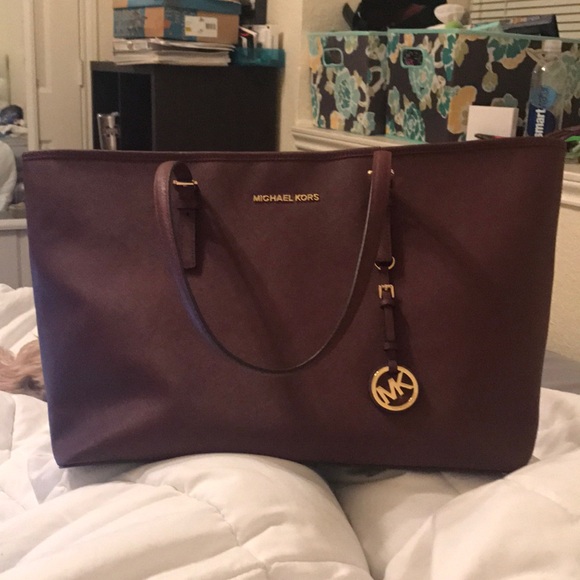 Michael Kors Handbags - Michael Kors Jet Set Large Top-zip tote
